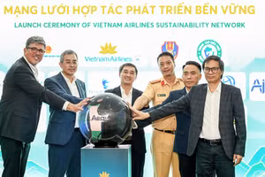 Các lãnh đạo thực hiện nghi thức chạm tay vào quả cầu, chính thức ra mắt “Liên minh Xanh-Phát triển bền vững” 