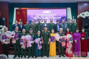 Ban Tổ chức trao giải cho các tác giả có tác phẩm xuất sắc.