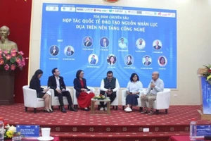 Các đại biểu tham dự tọa đàm "Hợp tác quốc tế đào tạo nguồn nhân lực dựa trên nền tảng công nghệ".