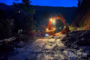 Công việc cứu hộ, thông đường được thực hiện xuyên đêm nhằm sớm nhất đưa giao thông trở lại bình thường.