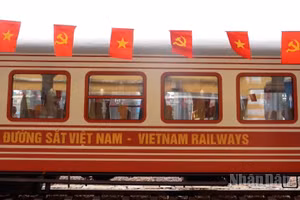 Tàu Hoa Phượng Đỏ sau 1 năm đi vào hoạt động đã đóng góp tới gần 1,33 triệu lượt khách với doanh thu đạt khoảng 155 tỷ đồng.