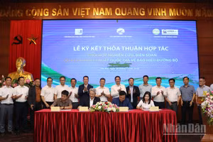 Đại diện ký kết, về phía Cục Đường bộ Việt Nam có các Phó Cục trưởng Ngô Lâm và Nguyễn Thanh Hoài; phía Trường Đại học Xây dựng Hà Nội do Phó Hiệu trưởng, Phó Giáo sư-Tiến sĩ Bùi Phú Doanh đại diện. Các doanh nghiệp tham gia ký kết gồm Công ty cổ phần Đường cao tốc Vành đai 4 Hà Nội, Công ty cổ phần Tư vấn đầu tư và Xây dựng công trình Bắc Nam và Công ty cổ phần Công nghệ và Thương mại Miền Trung.