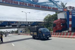 Xe tải tông khung bảo vệ cầu đường sắt Hóa An. (Ảnh: VNR)