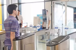 Hành khách làm thủ tục sinh trắc học tại cửa kiểm soát an ninh hàng không.