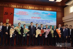 Thứ trưởng Bộ Xây dựng Bùi Xuân Dũng tặng hoa chúc mừng liên danh các nhà thầu thực hiện dự án xây dựng mở rộng cao tốc Thành phố Hồ Chí Minh -Trung Lương-Mỹ Thuận.