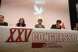 Tổng Bí thư Massimiliano Ay (giữa) tại Đại hội Đảng Cộng sản Thụy Sĩ. (Ảnh: Thông tấn xã Việt Nam)