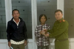 Bà Đinh Thị Lan nhận được số vàng bị đánh rơi.