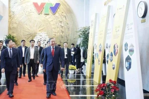 Tổng Bí thư Tô Lâm tới thăm, chúc Tết cán bộ, phóng viên, biên tập viên, kỹ thuật viên và người lao động Đài Truyền hình Việt Nam. (Ảnh: Thống Nhất/TTXVN)