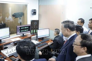 Tổng Bí thư Tô Lâm thăm nơi làm việc của cán bộ, phóng viên Đài Tiếng nói Việt Nam. (Ảnh: Thống Nhất/TTXVN)