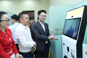 Các đại biểu cắt băng khai trương Bộ phận Tiếp nhận và Trả kết quả Bộ Khoa học và Công nghệ.