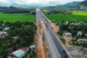 Công trình thi công cao tốc Hòa Liên-Túy Loan được huy động tối đa nhân lực, vật tư để cán đích chào mừng Quốc khánh 2/9.