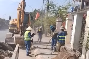 Lực lượng thi công đào bỏ các phần bê tông xi-măng do người dân tự ý đổ để làm lối ra vào nhà, khôi phục công trình thoát nước dọc tuyến.