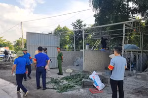 Cán bộ Văn phòng Quản lý đường bộ I và Công ty Cổ phần 236 tham gia tháo dỡ các công trình, vật dụng vi phạm trong phạm vi hành lang an toàn giao thông. 