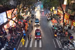 Phố Trần Nhân Tông (Hà Nội) đông kín người dân xếp hàng trước các cửa hàng vàng, chờ đến lượt mua vàng trong Ngày vía Thần Tài 2026. (Ảnh: Báo Nhân Dân)
