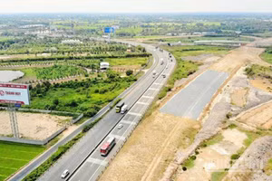 Đẩy nhanh tiến độ các dự án đầu tư xây dựng đường bộ cao tốc tại khu vực Đông Nam Bộ và Tây Nam Bộ.