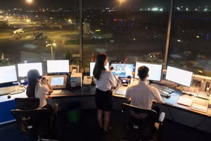 Kíp trực Đài Kiểm soát không lưu Tân Sơn Nhất tổ chức điều hành hoạt động bay, bảo đảm an toàn trong tình huống phát sinh phương tiện bay không người lái. (Nguồn: VATM)