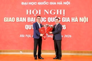 Giám đốc Đại học Quốc gia Hà Nội chúc mừng Tiến sĩ Nguyễn Hoàng Oanh, tân Hiệu trưởng Trường đại học Việt Nhật.