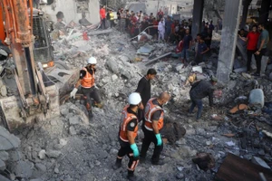 Người dân tiến hành công tác cứu hộ tại các tòa nhà bị phá hủy sau các cuộc không kích của Israel tại thành phố Khan Younis, phía Nam Dải Gaza, ngày 25/10/2023. (Ảnh: Xinhua)
