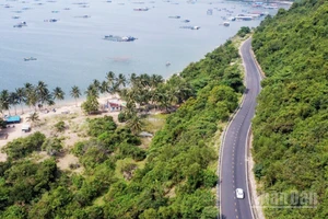 Quốc lộ 29 chạy qua vịnh Vũng Rô. (Ảnh: Báo Nhân Dân)