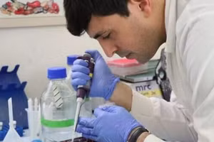 Các nhà khoa học nghiên cứu vaccine mRNA chống vi khuẩn kháng kháng sinh tại Đại học Tel Aviv. (Ảnh: Đại học Tel Aviv)