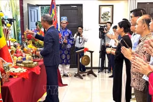 Cán bộ, nhân viên Đại sứ quán Việt Nam tại Malaysia dâng hương tại buổi lễ. (Ảnh: TTXVN)