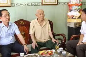 Đồng chí Hồ Thanh Thủy (bìa trái), Phó Bí thư Tỉnh ủy, Chủ tịch Uỷ ban Mặt trận Tổ quốc Việt Nam tỉnh Cà Mau và đồng chí Lê Việt Xô, Chủ tịch Ủy ban nhân dân phường Bạc Liêu thăm, chúc sức khoẻ Anh hùng lực lượng vũ trang nhân dân Lý Hữu Trí. (Ảnh: CTV).