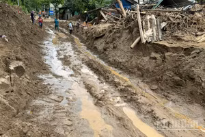 Một đoạn đường địa phận xã Kỳ Sơn ((Nghệ An) bị đứt nền mặt đường.