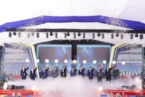 Các đại biểu thực hiện nghi thức khởi công.