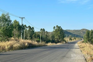 Một đoạn tuyến Quốc lộ 28B sau khi hoàn thành thảm bê tông nhựa, sẵn sàng đưa vào khai thác.