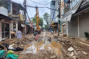 Bước đầu cho thấy, việc thi công các dự án chống ngập tại Hà Nội đã có tác dụng. Sau trận mưa lớn rạng sáng 30/6, hiện tượng ngập úng tại các tuyến đường đã không xuất hiện. Trong ảnh là tuyến đường tại Phú Mỹ, phường Từ Liêm sáng 30/6.