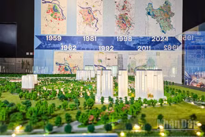 Mô hình tại triển lãm công bố Quy hoạch tổng thể Thủ đô tầm nhìn 100 năm.