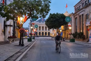 Từ ngày 1/7/2026, riêng tại khu vực 1 (phường Hoàn Kiếm), thành phố Hà Nội sẽ cấm toàn bộ phương tiện giao thông đường bộ từ 19 giờ đến 24 giờ các ngày thứ Sáu, thứ Bảy và Chủ nhật hằng tuần (trừ phương tiện ưu tiên). (Ảnh: Trịnh Xuân Giang)