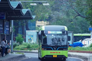 Nhiều tuyến xe buýt điện hiện đại đã được đưa vào khai thác, từng bước thay thế phương tiện sử dụng nhiên liệu hóa thạch.