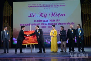 Tổng thư ký Liên hiệp các Hội Khoa học Kỹ thuật Việt Nam trao bức trướng cho Lãnh đạo Viện.