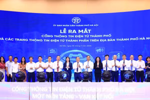Các đại biểu thực hiện nghi thức ra mắt Cổng Thông tin điện tử thành phố và các trang thông tin điện tử thành phần.