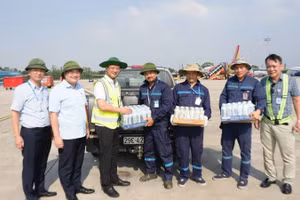 Cục trưởng Hàng không Việt Nam Uông Việt Dũng thăm, động viên cán bộ, công nhân viên tại sân bay Nội Bài trong đợt nắng nóng bất thường đầu tháng 6/2026.