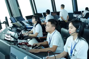 Nhân viên kiểm soát không lưu đang thực hiện nhiệm vụ bảo đảm an toàn cho các chuyến bay.