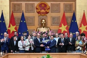 Thủ tướng Phạm Minh Chính với đại diện Phái đoàn Liên minh châu Âu tại Việt Nam và Đại sứ các nước thành viên EU tại Việt Nam.