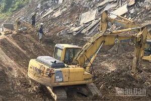 Công tác khắc phục hậu quả bão số 15 và mưa lũ tại miền trung và Tây Nguyên đang được tiếp tục khắc phục.