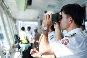 Ảnh minh họa: Một hoa tiêu tàu đang thực hiện nhiệm vụ.