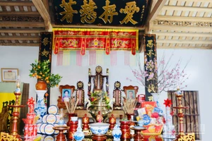 Ban thờ gia tiên ngày Tết của một gia đình ở làng ven đô Hà Nội.