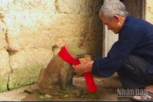 Đến Tết, chó đá Ma-hin không chỉ được tắm mà còn được choàng một chiếc khăn đỏ.