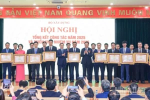 Phó Thủ tướng Trần Hồng Hà và Bộ trưởng Trần Hồng Minh trao Bằng khen của Thủ tướng Chính phủ tặng các tập thể, cá nhân tại hội nghị Tổng kết công tác năm 2025 và triển khai nhiệm vụ năm 2026 của Bộ Xây dựng.
