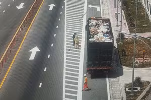 Liên ngành lực lượng chức năng kiểm tra phương tiện làm rơi vãi vật sắc nhọn trên đường. (Ảnh: Cục Đường bộ Việt Nam)