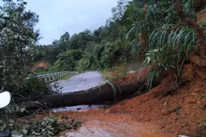Sạt lở ta-luy trên Quốc lộ 6.