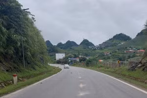 Thí điểm lắp đặt hệ thống đinh phản quang năng lượng mặt trời trên đoạn Km176+200-Km176+700, Quốc lộ 6, thuộc xã Vân Hồ, tỉnh Sơn La.