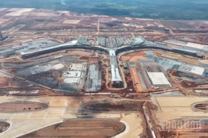 Công trường thi công Cảng hàng không quốc tế Long Thành luôn nhộn nhịp cả ngày và đêm.