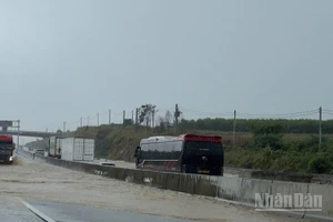 Ngày 4/12, do mưa lớn kéo dài, kèm theo xả lũ của thuỷ điện Đại Ninh, nước từ Sông Luỹ dâng cao, làm ngập tràn qua đường đoạn từ Km1658+100-Km1658+750, Quốc lộ 1 thuộc xã Lương Sơn, tỉnh Lâm Đồng, chiều sâu tràn Quốc lộ 1 khoảng 1m.