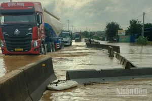 Do mưa lớn, nước ngập trở lại trên Quốc lộ 1 đoạn qua tỉnh Lâm Đồng (Bình Thuận cũ).