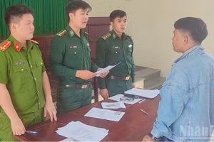 Lực lượng chức năng tỉnh Quảng Ngãi tống đạt quyết định xử phạt IUU cho người vi phạm.